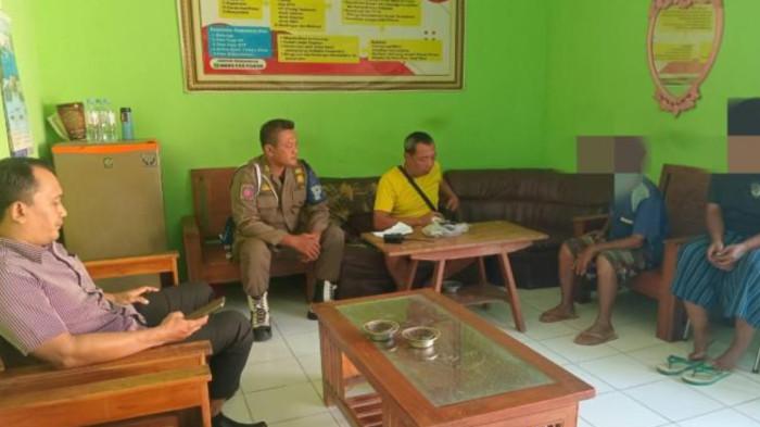 PENGEMIS KAYA RAYA - Pasutri SL (58) dan SA (50) yang merupakan pengemis di Kantor Dinsos P3A Ponorogo, Jalan Gondosuli, Kelurahan Nologaten, Kecamatan/Kabupaten Ponorogo, Jatim, Selasa (22/7/2025). Mereka adalah pengemis berpenghasilan fantastis. 