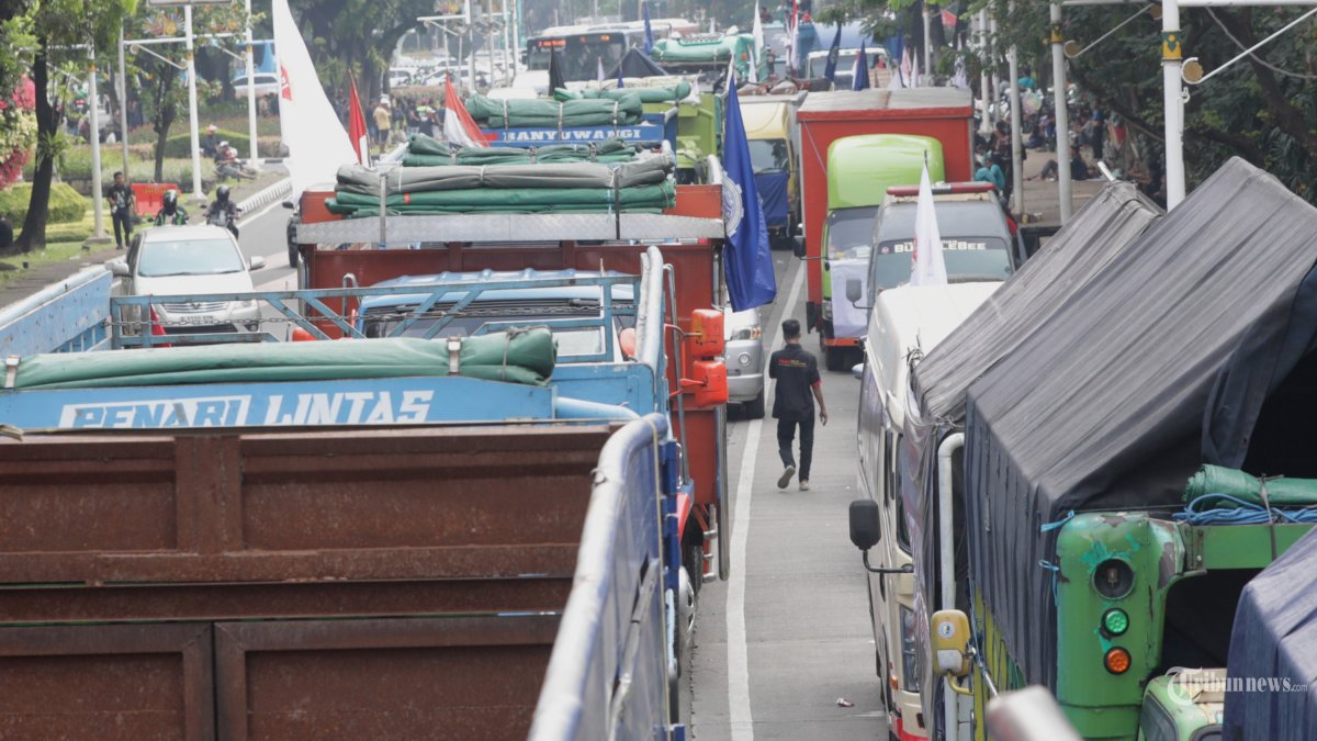 DEMO PENGEMUDI TRUK - Sejumlah truk bermuatan berat terparkir saat aksi damai soal nol kelebihan muatan atau zero over dimensi over loading (ODOL) di Jalan Medan Merdeka Selatan, Jakarta, Rabu (2/7/2025). Aksi yang dilakukan oleh Rumah Berdaya Pengemudi Indonesia (RBPI) dan Asosiasi Sopir Logistic Indonesia tersebut menuntut pemerintah mengkaji kembali RUU nol kelebihan muatan dan dimensi atau zero over dimensi over loading. TRIBUNNEWS/IRWAN RISMAWAN