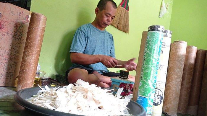 KOK SOLO - Pengrajin kok di Serengan, Solo