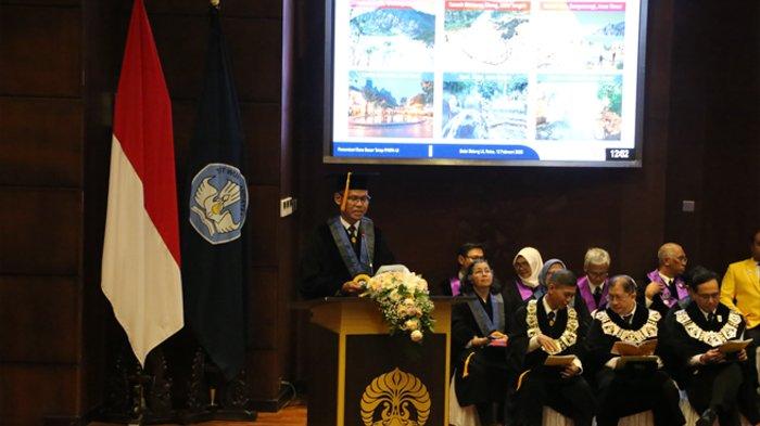 PENGUKUHAN GURU BESAR - Prof. Dr. Eng. Yunus Daud, Dipl.Geotherm.Tech., M.Sc saat pengukuhan Guru Besar Tetap Dalam Bidang Geothermal, Fakultas Matematika dan Ilmu Pengetahuan Alam, Universitas Indonesia, yang berlangsung, Rabu (12/2/2025), di Balai Sidang UI, Depok. Prof. Yunus Daud mengatakan, pilihan energi geothermal sangat tepat.