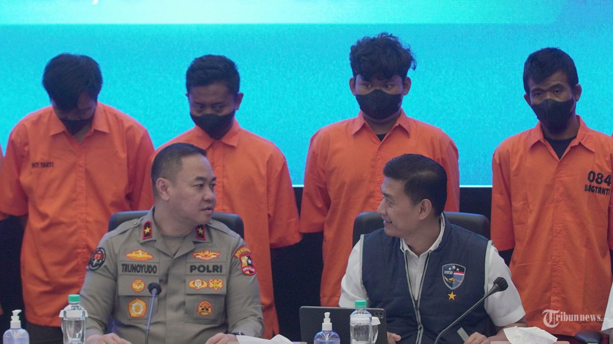 PENGUNGKAPAN KASUS - Direktur Tindak Pidana Siber Bareskrim Polri Brigjen Pol. Himawan Bayu Aji bersama Karopenmas Divisi Humas Polri Brigjen Pol Trunoyudo Wisnu Andiko menggelar rilis Tersangka kasus grup Facebook Fantasi Sedarah di Bareskrim Polri, Jakarta, Rabu (21/5/2025). Dittipidsiber Bareskrim Polri bersama Ditsiber Polda Metro Jaya menangkap 6 orang yang merupakan admin dan member grup Facebook Fantasi Sedarah dan Suka Duka yang memiliki ribuan pengikut. Mereka berinisial MR, D, MS, MJ, MA, dan K. Sebelumnya, Kementerian Komunikasi dan Digital (Komdigi) baru-baru ini memblokir 6 grup Facebook bernama Fantasi Sedarah karena menyebarkan konten menyimpang yang meresahkan publik, yakni hubungan seks sedarah alias inses. Tribunnews/Jeprima