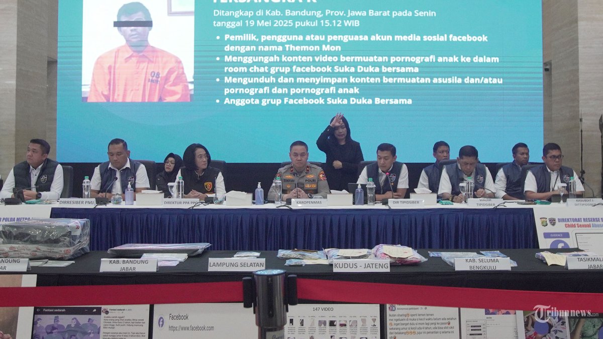 PENGUNGKAPAN KASUS - Direktur Tindak Pidana Siber Bareskrim Polri Brigjen Pol. Himawan Bayu Aji bersama Karopenmas Divisi Humas Polri Brigjen Pol Trunoyudo Wisnu Andiko menggelar rilis Tersangka kasus grup Facebook Fantasi Sedarah di Bareskrim Polri, Jakarta, Rabu (21/5/2025). Dittipidsiber Bareskrim Polri bersama Ditsiber Polda Metro Jaya menangkap 6 orang yang merupakan admin dan member grup Facebook Fantasi Sedarah dan Suka Duka yang memiliki ribuan pengikut. Mereka berinisial MR, D, MS, MJ, MA, dan K. Sebelumnya, Kementerian Komunikasi dan Digital (Komdigi) baru-baru ini memblokir 6 grup Facebook bernama Fantasi Sedarah karena menyebarkan konten menyimpang yang meresahkan publik, yakni hubungan seks sedarah alias inses. Tribunnews/Jeprima