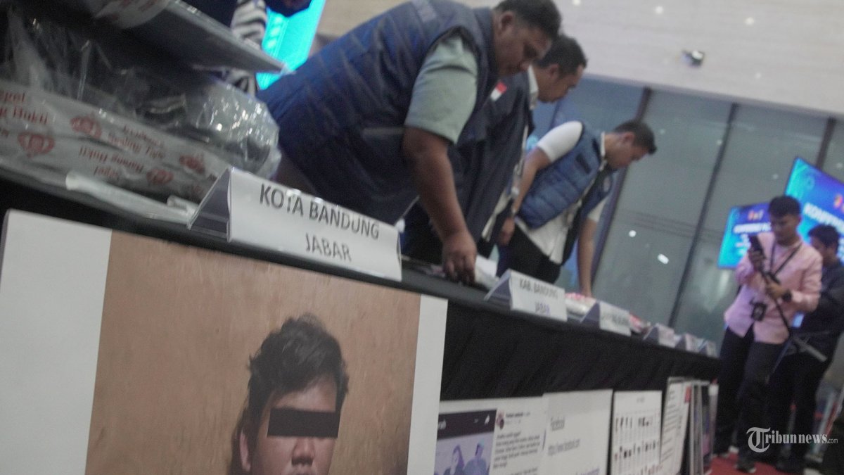PENGUNGKAPAN KASUS - Petugas merapikan barang bukti yang dihadirkan pada rilis tersangka kasus grup Facebook Fantasi Sedarah saat dihadirkan di Bareskrim Polri, Jakarta, Rabu (21/5/2025). Dittipidsiber Bareskrim Polri bersama Ditsiber Polda Metro Jaya menangkap 6 orang yang merupakan admin dan member grup Facebook Fantasi Sedarah dan Suka Duka yang memiliki ribuan pengikut. Mereka berinisial MR, D, MS, MJ, MA, dan K. Sebelumnya, Kementerian Komunikasi dan Digital (Komdigi) baru-baru ini memblokir 6 grup Facebook bernama Fantasi Sedarah karena menyebarkan konten menyimpang yang meresahkan publik, yakni hubungan seks sedarah alias inses. Tribunnews/Jeprima
