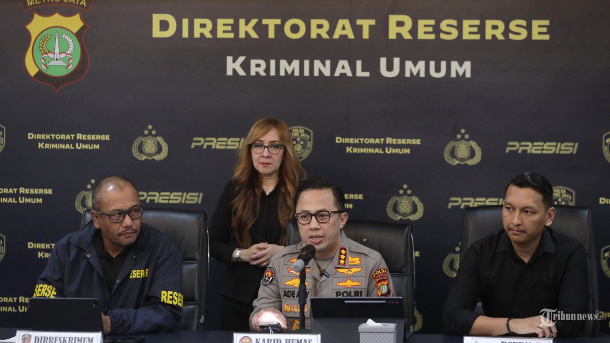 DIPLOMAT KEMENLU - Dirreskrimum Polda Metro Jaya Kombes Pol Wira Satya (kiri) bersama Kabid Humas Polda Metro Jaya Kombes Pol Ade Ary Syam (tengah) memberikan keterangan saat konferensi pers pengungkapan kasus penemuan mayat pegawai negeri sipil Kementerian Luar Negeri (Kemenlu) Arya Daru Pangayunan (ADP) di Polda Metro Jaya, Jakarta, Selasa (29/7/2025). Direktorat Reserse Kriminal Umum Polda Metro Jaya telah memeriksa sebanyak 24 saksi dan mengamankan 103 barang bukti yang menyimpulkan bahwa diplomat muda Kemenlu Arya Daru Pangayunan diduga meninggal tanpa keterlibatan pihak lain. TRIBUNNEWS/IRWAN RISMAWAN