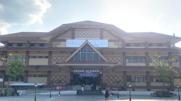 PASAR KLEWER – Pengunjung memasuki pintu Pasar Klewer sisi timur, Rabu (23/7/2025).