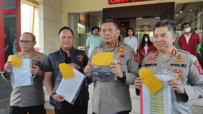 PENIPUAN CASIS - Irwasda Polda Sumut Kombes Nanang Masbudi (dua dari kanan/berkacamata) saat konferensi pers pengungkapan penipuan modus bisa meluluskan Bintara Polri, Selasa (11/6/2025). Ia menyebut ada kelompok lainnya yang belum diungkap ke publik.