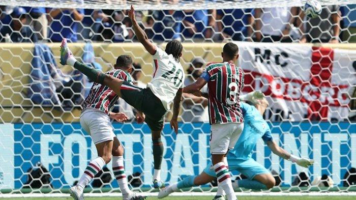 TENDANGAN GELEDEK - Penyerang Chelsea, Joao Pedro melepaskan tendangan geledek ke gawang Fluminense pada babak semifinal Piala Dunia Antarklub 2025, pada Rabu (9/7/2025) dini hari WIB. Chelsea berhasil menang dengan skor 2-0.