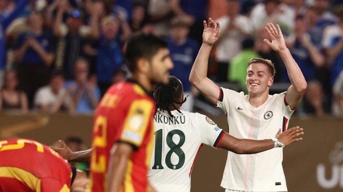 SELEBRASI - Penyerang Chelsea, Liam Delap (paling kanan) melakukan selebrasi setelah mencetak gol kedua Chelsea pada laga melawan Es Tunis di Piala Dunia Antarklub 2025, Rabu (25/6/2025). Chelsea berahasil lolos ke 16 besar setelah menang 3-0.