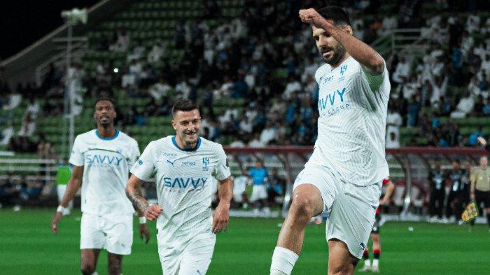 SELEBRASI GOL - Penyerang asal Serbia Aleksandar Mitrovic (nomor 9) melakukan selebrasi usai mencetak gol pada pertandingan Al Raed vs Al Hilal pada pekan 30 Liga Arab Saudi di King Abdullah Sport City Stadium, Kamis (8/5/2025) dini hari WIB.