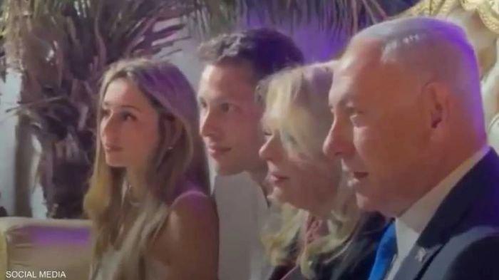 PERNIKAHAN ANAK - Perdana Menteri Israel, Benjamin Netanyahu bersama keluarganya termasuk sang anak Avner Netanyahu. Pihak berwenang Israel telah memutuskan untuk menutup wilayah udara di atas pernikahan Avner Netanyahu, putra bungsu Perdana Menteri Benjamin Netanyahu, yang dijadwalkan Senin depan, menurut surat kabar Yedioth Ahronoth.