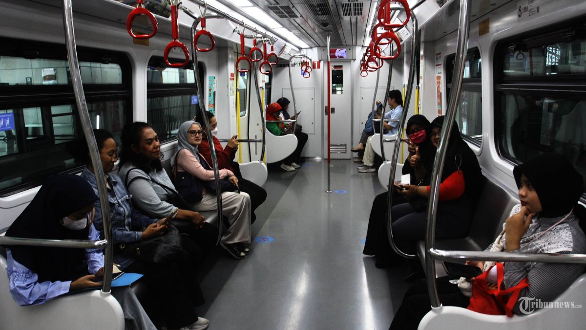 LRT Jabodebek melintas di Stasiun Cawang, Jakarta Timur, Rabu (24/4/2025). Layanan ini menjadi salah satu transportasi yang digratiskan oleh Pemprov DKI Jakarta. WARTA KOTA/ANGGA BHAGYA NUGRAHA 