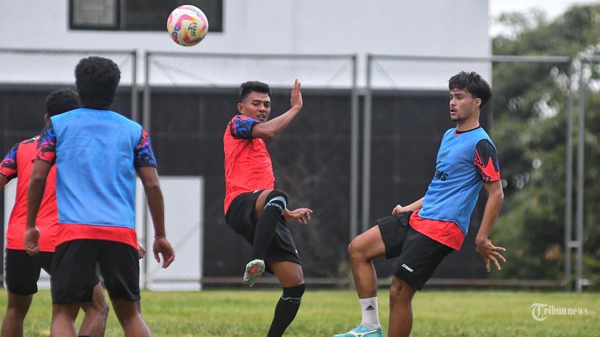 PIALA PRESIDEN - Pesepakbola Arema FC, Dedik Setiawan (kiri) berebut bola udara dengan Brandon Scheunemann (kanan) dalam sesi latihan di Lapangan Universitas Brawijaya (UB) Malang, Jawa Timur, Selasa (17/6/2025). Tim Arema FC melakukan latihan rutin jelang menghadapi laga pra musim Piala Presiden 2025. SURYA/PURWANTO