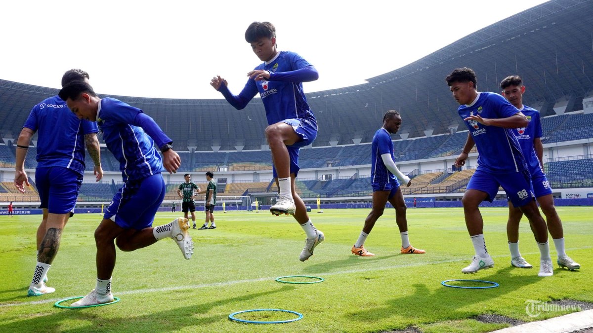 LATIHAN - Persib Bandung menjalani latihan (official training) di Stadion Gelora Bandung Lautan Api (GBLA), Kota Bandung, Jawa Barat, Kamis (17/4/2025). Latihan yang berlangsung lebih kurang satu jam tersebut dipimpin langsung pelatih Bojan Hodak. Latihan ini bagian dari persiapan Beckham Putra dan kawan-kawan menghadapi laga kandang melawan Bali United dalam lanjutan Liga 1 2024-2025, di Stadion GBLA, pada Jumat, 17 April 2025, pukul 19.00 WIB. Tribun Jabar/Gani Kurniawan