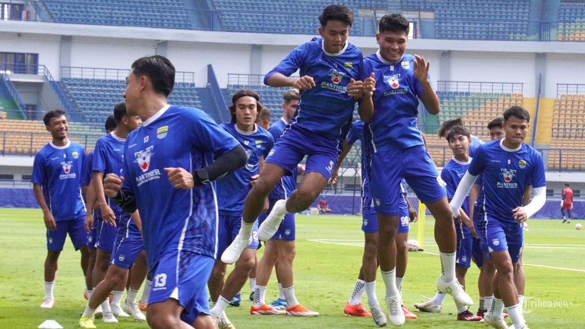 LATIHAN - Persib Bandung menjalani latihan (official training) di Stadion Gelora Bandung Lautan Api (GBLA), Kota Bandung, Jawa Barat, Kamis (17/4/2025). Latihan yang berlangsung lebih kurang satu jam tersebut dipimpin langsung pelatih Bojan Hodak. Latihan ini bagian dari persiapan Beckham Putra dan kawan-kawan menghadapi laga kandang melawan Bali United dalam lanjutan Liga 1 2024-2025, di Stadion GBLA, pada Jumat, 17 April 2025, pukul 19.00 WIB. Tribun Jabar/Gani Kurniawan