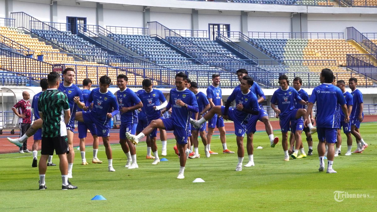 LATIHAN - Persib Bandung menjalani latihan (official training) di Stadion Gelora Bandung Lautan Api (GBLA), Kota Bandung, Jawa Barat, Kamis (17/4/2025). Latihan yang berlangsung lebih kurang satu jam tersebut dipimpin langsung pelatih Bojan Hodak. Latihan ini bagian dari persiapan Beckham Putra dan kawan-kawan menghadapi laga kandang melawan Bali United dalam lanjutan Liga 1 2024-2025, di Stadion GBLA, pada Jumat, 17 April 2025, pukul 19.00 WIB. Tribun Jabar/Gani Kurniawan