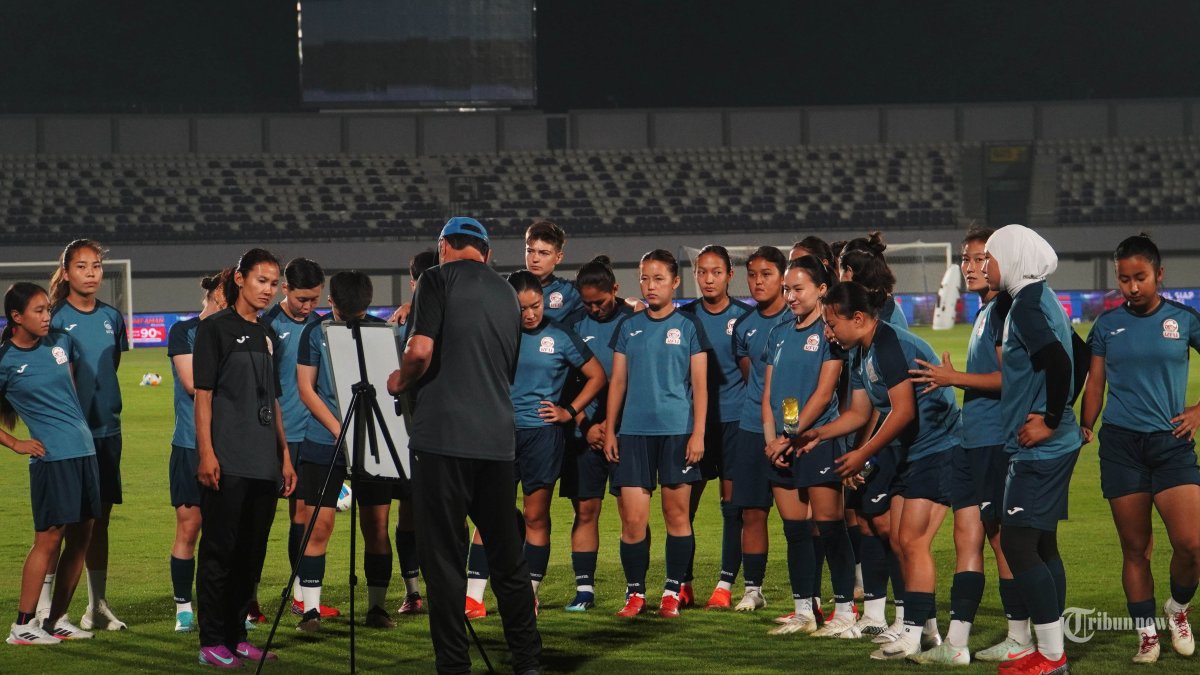 TIMNAS PUTRI KIRGISTAN - Pesepak bola Timnas Putri Kirgistan mengikuti sesi latihan di Stadion Indomilk Arena, Kabupaten Tangerang, Banten, Sabtu (28/6/2025). Latihan tersebut sebagai persiapan jelang melawan Timnas Indonesia salam laga Kualifikasi Piala Asia Wanita 2026 Grup D di Stadion Indomilk Arena pada Minggu (29/6). Warta Kota/Yulianto