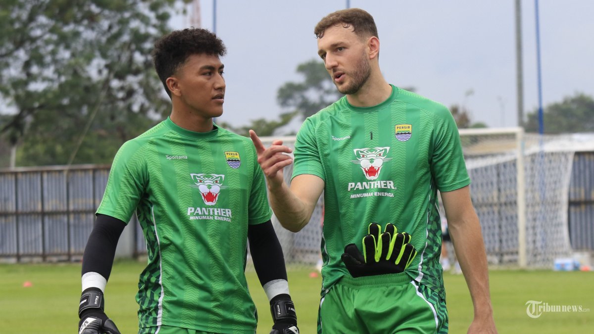 LATIHAN - Kiper anyar Persib Bandung, Adam Przybek (kanan) berbincang dengan kiper muda Persib, Fitrah Maulana Ridwan pada sesi latihan Persib di lapangan pendamping Stadion Gelora Bandung Lautan Api (GBLA), Kota Bandung, Jawa Barat, Selasa (1/7/2025) pagi. Pemain yang pernah membela Tim Nasional U-21 Wales itu telah diperkenalkan kepada publik pada 28 Juni 2025, di CGV Paris van Java. Przybek diboyong ke Bandung untuk menggantikan peran Kevin Mendoza. (TRIBUN JABAR/GANI KURNIAWAN)