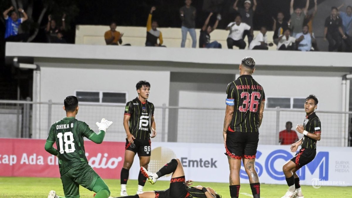 Kiper FC Bekasi City, Dhika Bayangkara saat pertandingan melawan Persiraja pada lanjutan Liga 2 Indonesia di Stadion H Dimurthala, Kota Banda Aceh, Rabu (20/11/2024). Pada pertandingan itu Persiraja Banda Aceh berhasil merebut puncak klasmen sementara Liga 2 setelah mengalahkan FC Bekasi City dengan skor 2-1. SERAMBI/M ANSHAR