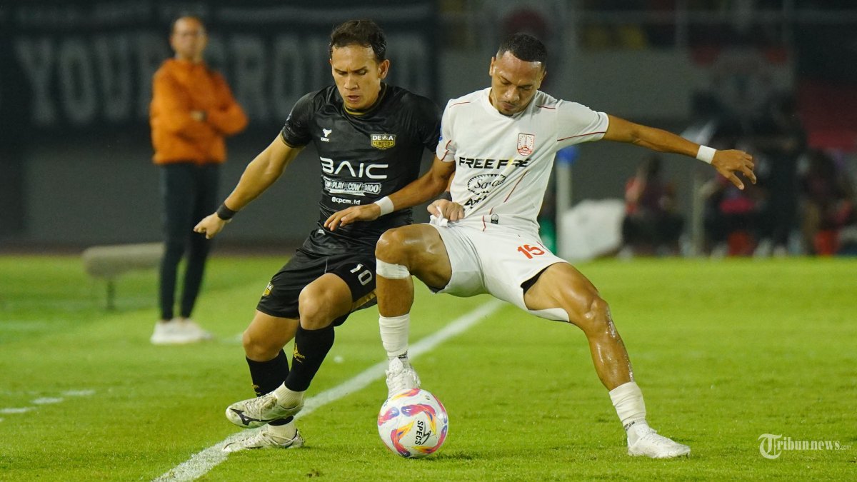 LOLOS DEGRADASI - Pesepak bola Dewa United, Egy Maulana Vikri (kiri) berduel dengan pesepak bola Persis Solo, Theo Numberi dalam pertandingan Liga 1 di Stadion Manahan, Solo, Sabtu (17/5/2025) malam. Laga tersebut berakhir imbang 1-1 dan Persis Solo dipastikan lolos degradasi. (Tribun Solo/Muhammad Nursina)