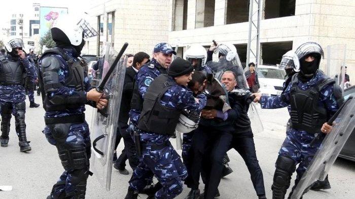 Personel keamanan Otoritas Palestina (PA) melakukan aksi represif