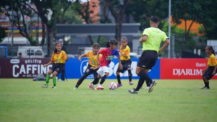 SENGIT - Pertandingan final MilkLife Soccer Challenge - Surabaya 2025 yang berlangsung di Stadion Bogowonto, Minggu (23/2/2025) berlangsung sengit. Tampak Kapten tim KU 10 SDN Pacarkeling V/168 Locita Waranggani Olah Nismara saat beraksi di partai tersebut.