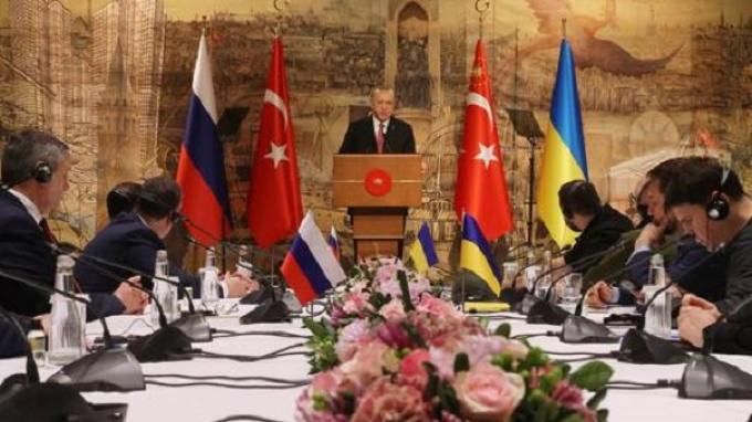PUTIN KIRIM AJUDAN - Presiden Turki Recep Tayyip Erdogan berbicara selama pembicaraan Rusia-Ukraina di Istana Dolmabahce, di Istanbul, Turki.
