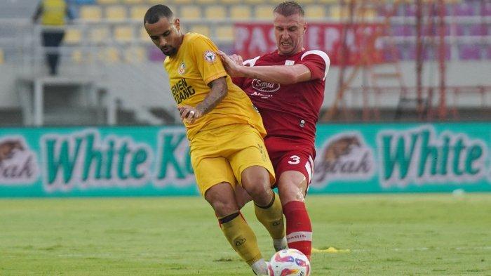 BEREBUT BOLA - Pesepak bola Persis Solo, Eduardi Kunde (kanan) berebut bola dengan pesepak bola Semen Padang, Bruno Gomes dalam pertandingan Liga 1 di Stadion Manahan, Solo, Jumat (21/2/2025) sore WIB. TRIBUNNEWS/Muhammad Nursina