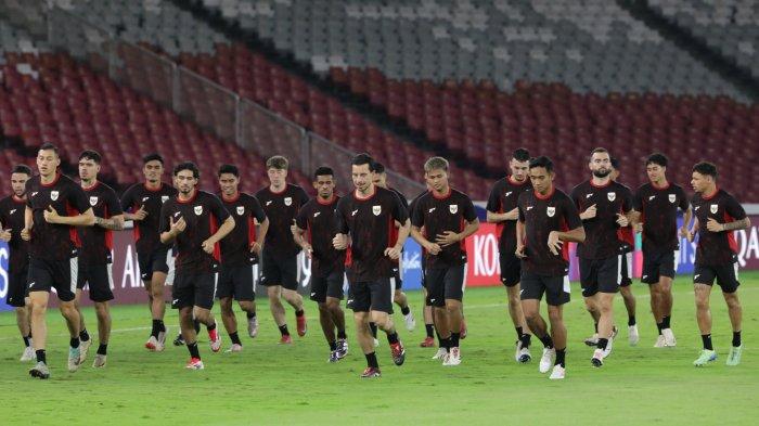 LATIHAN TIMNAS - Pesepakbola Timnas Indonesia melakukan latihan jelang pertandingan Timnas Indonesia melawan Bahrain dalam babak kualifikasi Piala Dunia 2026 Zona Asia di Stadion Utama Gelora Bung Karno, Senayan, Jakarta, Senin (24/3/2025). TRIBUNNEWS/IRWAN RISMAWAN
