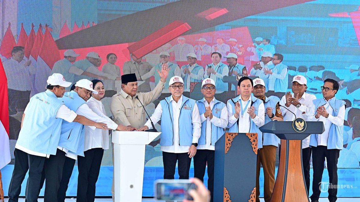 KOPDES MERAH PUTIH - Presiden Prabowo Subianto didampingi Mendagri Tito Karnavian, Menteri Koperasi Budi Arie Setiadi, Ketua Komisi IV DPR Titiek Soeharto, Ketua DPR Puan Maharani, Menko Bidang Pangan Zulkifli Hasan, Menteri Desa dan Pembangunan Daerah Tertinggal Yandri Susanto, Ketua DPD Sultan Bachtiar Najamudin, Gubernur Jawa Tengah Ahmad Luthfi menekan tombol untuk meresmikan Koperasi Desa/Kelurahan Merah Putih di Desa Bentangan, Klaten, Jawa Tengah, Senin (21/7/2025). Presiden Prabowo Subianto meresmikan kelembagaan 80.000 Koperasi Desa/Kelurahan Merah Putih yang dipusat kan di Klaten. TRIBUNNEWS/Biro Pers/Muchlis Jr