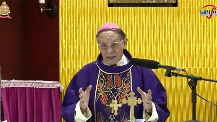 MENINGGAL DUNIA - Uskup Agung Kupang, Mgr. Petrus Turang saat memimpin ekaristi di Gereja Santa Maria Assumpta, Kupang, Sabtu (9/3/2024). Uskup Petrus Turang meninggal dunia di Jakarta, Jumat (4/4/2025).