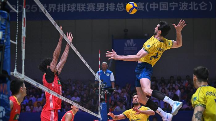 SMASH - Pevoli Brasil, Flavio Resende (kanan) melakukan jump smash saat melawan China pada perempat final VNL 2025 Putra di Beilun Sports and Art Centre, Beilun, Ningbo, China, Rabu (30/7/2025). Foto diambil dari website Volleyball World pada Rabu, 30 Juli 2025.