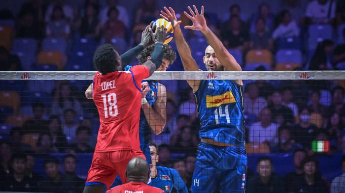 Pevoli Kuba, Lopez melakukan spike dan diadang pevoli Italia, Galassi
