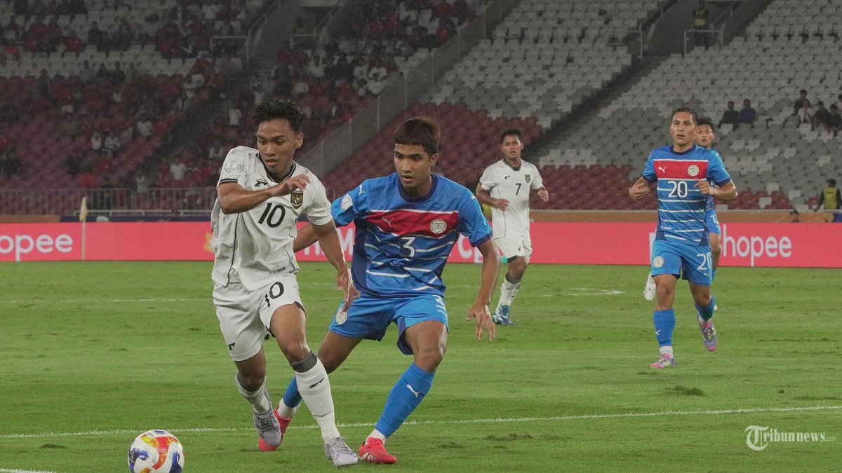 PIALA AFF U23 - Pesepak bola Timnas U-23 Indonesia berebut bola dengan pesepak bola Filipina pada laga babak penyisihan Grup A Piala AFF U-23 di Stadion Utama Gelora Bung Karno (SUGBK), Senayan, Jakarta Pusat, Jumat (18/7/2025). Hasil sementara pada babak pertama Timnas U-23 Indonesia berhasil unggul 0-1. Tribunnews/Jeprima