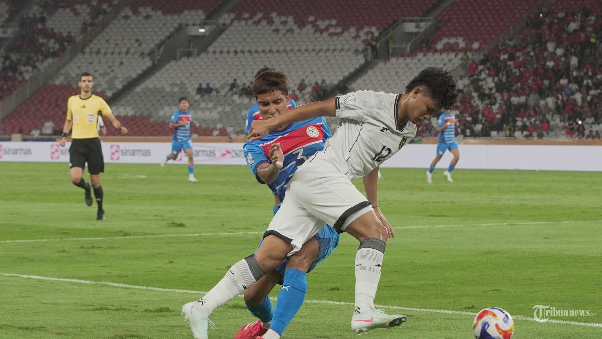 PIALA AFF U23 - Pesepak bola Timnas U-23 Indonesia Hokky Caraka berebut bola dengan pesepak bola Filipina pada laga babak penyisihan Grup A Piala AFF U-23 di Stadion Utama Gelora Bung Karno (SUGBK), Senayan, Jakarta Pusat, Jumat (18/7/2025). Hasil sementara pada babak pertama Timnas U-23 Indonesia berhasil unggul 0-1.  Tribunnews/Jeprima
