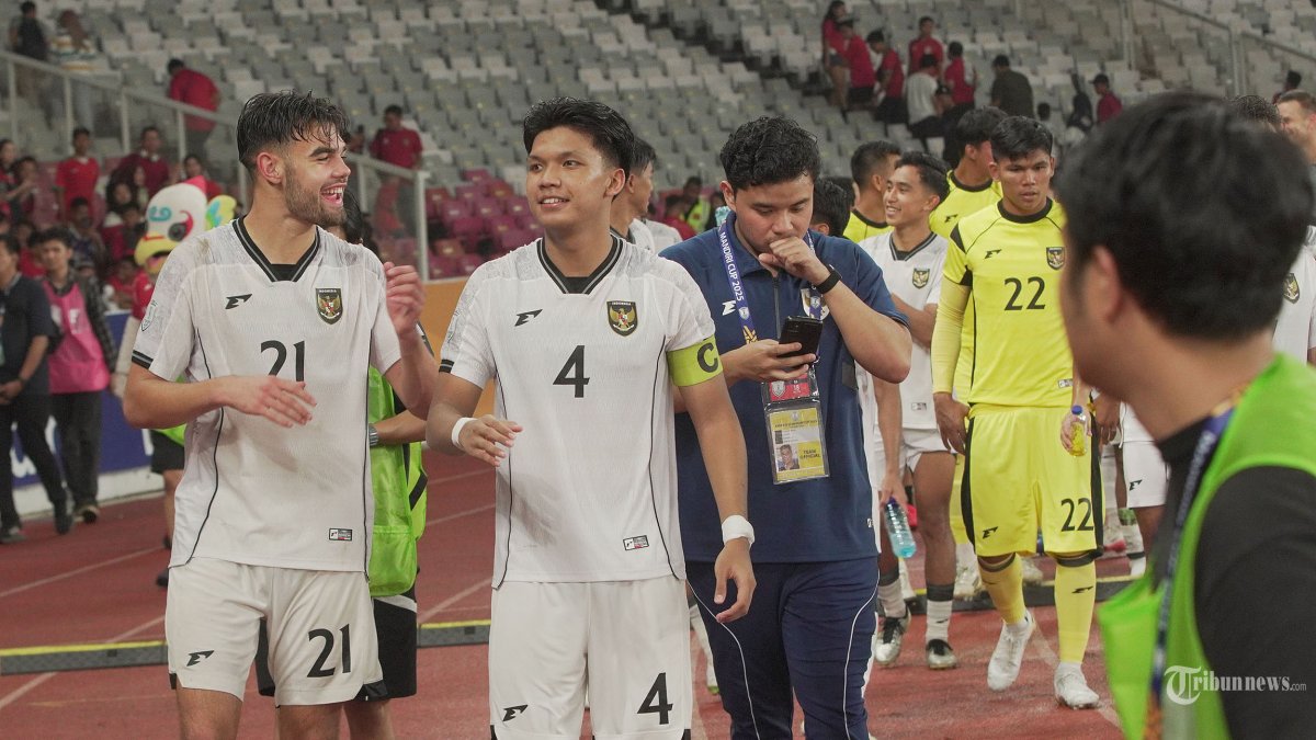 PIALA AFF U23 - Para pemain Timnas U-23 Indonesia menyapa penonton usai laga pertandingan melawan Filipina pada laga babak penyisihan Grup A Piala AFF U-23 di Stadion Utama Gelora Bung Karno (SUGBK), Senayan, Jakarta Pusat, Jumat (18/7/2025). Timnas U-23 Indonesia berhasil meraih 3 poin usai membungkam Filipina dengan skor 0-1. Tribunnews/Jeprima