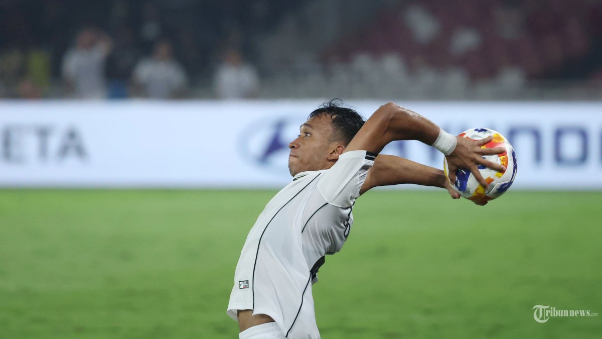 PIALA AFF U23 - Pesepak bola Timnas U23 Indonesia, Robi Darwis melakukan lemparan ke dalam saat melawan Filipina pada pertandingan penyisihan Grup A Piala AFF U-23 di Stadion Utama Gelora Bung Karno (SUGBK), Jakarta, Jumat (18/7/2025). Indonesia menang tipis 1-0 hasil gol bunuh diri pemain Filipina. Foto diambil menggunakan kamera Canon EOS R1 dengan lensa RF 100-500mm. TRIBUNNEWS/HERUDIN
