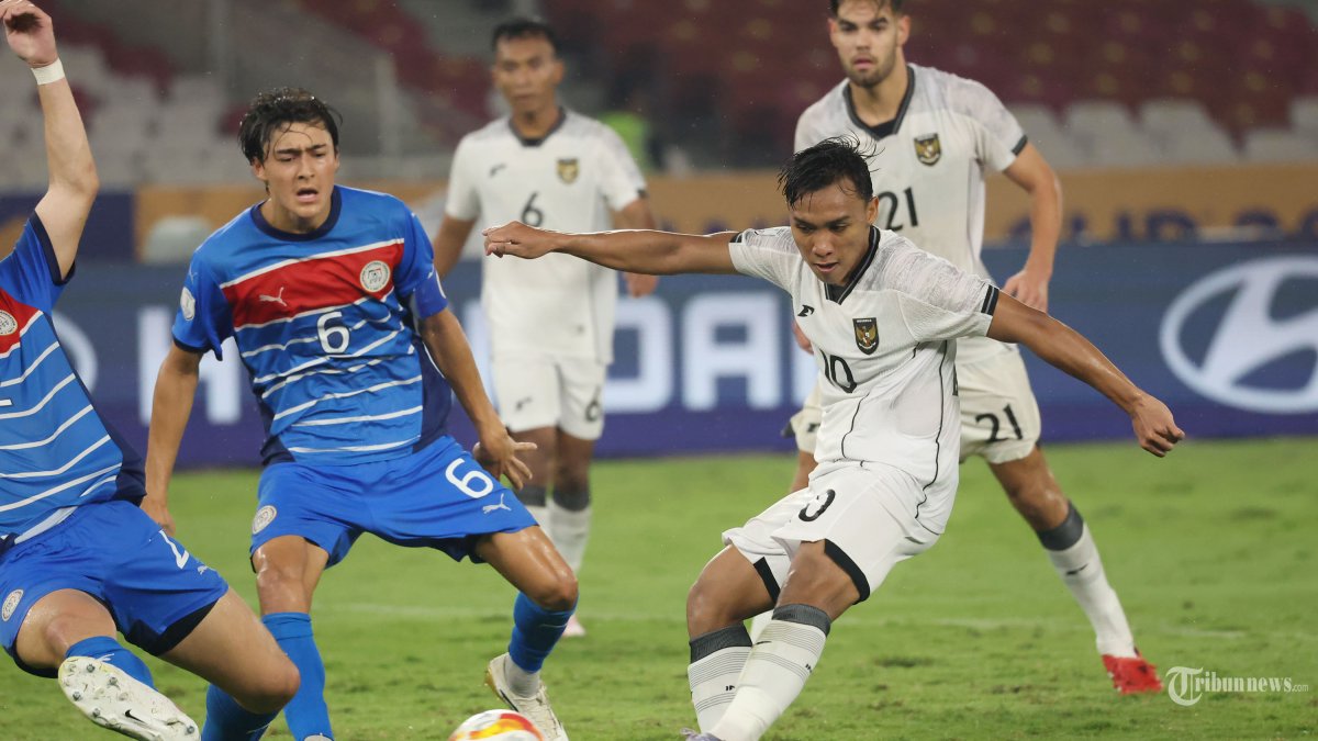 PIALA AFF U23 - Pesepak bola Timnas U23 Indonesia, Arkhan Fikri berusahan melewati pemain Filipina pada pertandingan penyisihan Grup A Piala AFF U-23 di Stadion Utama Gelora Bung Karno (SUGBK), Jakarta, Jumat (18/7/2025). Indonesia menang tipis 1-0 hasil gol bunuh diri pemain Filipina. Foto diambil menggunakan kamera Canon EOS R1 dengan lensa RF 100-500mm. TRIBUNNEWS/HERUDIN