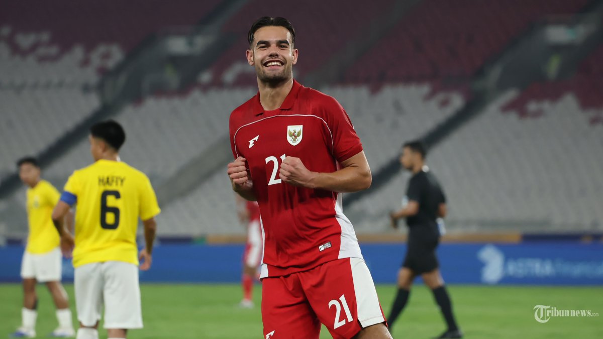 PIALA AFF U23 - Selebasi Pesepak bola Timnas U-23 Indonesia, Jens Raven usai menjebol gawang Timnas Brunei Darussalam pada pertandingan penyisihan Grup A Piala AFF U-23 di Stadion Utama Gelora Bung Karno (SUGBK), Jakarta, Selasa (15/7/2025). Timnas U23 Indonesia melumat Brunei Darussalam dengan skor 8-0. Foto diambil menggunakan kamera Canon EOS R1 dengan lensa RF 100-500mm. TRIBUNNEWS/HERUDIN