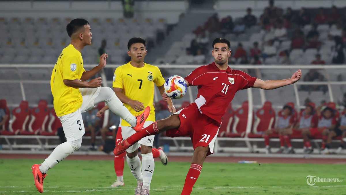 PIALA AFF U23 - Pesepak bola Timnas U-23 Indonesia, Jens Raven berebut bola saat melawan Timnas Brunei Darussalam pada pertandingan penyisihan Grup A Piala AFF U-23 di Stadion Utama Gelora Bung Karno (SUGBK), Jakarta, Selasa (15/7/2025). Timnas U23 Indonesia melumat Brunei Darussalam dengan skor 8-0. Foto diambil menggunakan kamera Canon EOS R1 dengan lensa RF 100-500mm. TRIBUNNEWS/HERUDIN