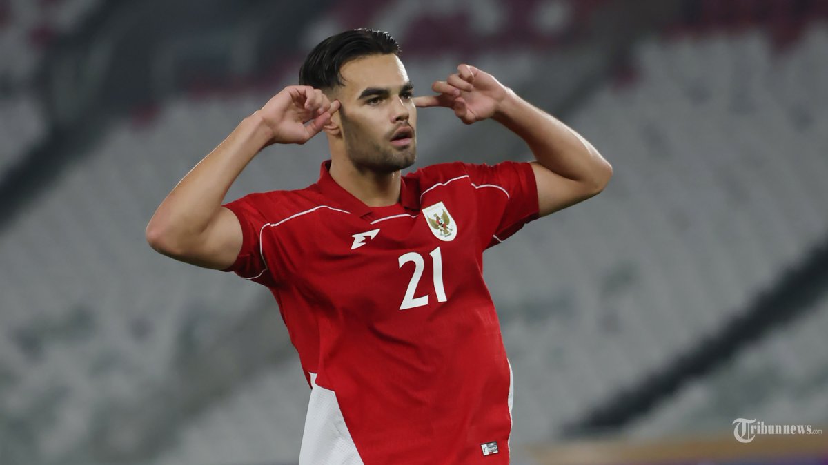 PIALA AFF U23 - Selebasi Pesepak bola Timnas U-23 Indonesia, Jens Raven usai menjebol gawang Timnas Brunei Darussalam pada pertandingan penyisihan Grup A Piala AFF U-23 di Stadion Utama Gelora Bung Karno (SUGBK), Jakarta, Selasa (15/7/2025). Timnas U23 Indonesia melumat Brunei Darussalam dengan skor 8-0. Foto diambil menggunakan kamera Canon EOS R1 dengan lensa RF 100-500mm. TRIBUNNEWS/HERUDIN