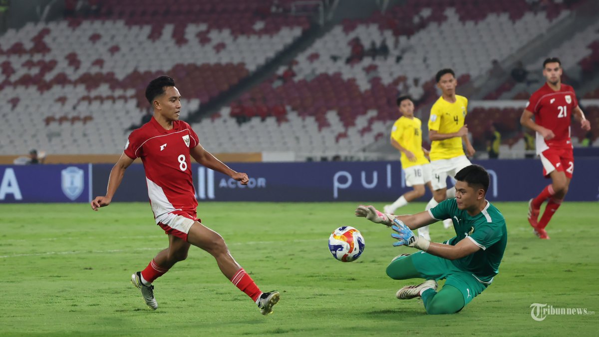 PIALA AFF U23 - Pesepak bola Timnas U-23 Indonesia, Muhammad Rayhan Hannan menghidari terjangan kiper Timnas Brunei Darussalam pada pertandingan penyisihan Grup A Piala AFF U-23 di Stadion Utama Gelora Bung Karno (SUGBK), Jakarta, Selasa (15/7/2025). Timnas U23 Indonesia melumat Brunei Darussalam dengan skor 8-0. Foto diambil menggunakan kamera Canon EOS R1 dengan lensa RF 100-500mm. TRIBUNNEWS/HERUDIN