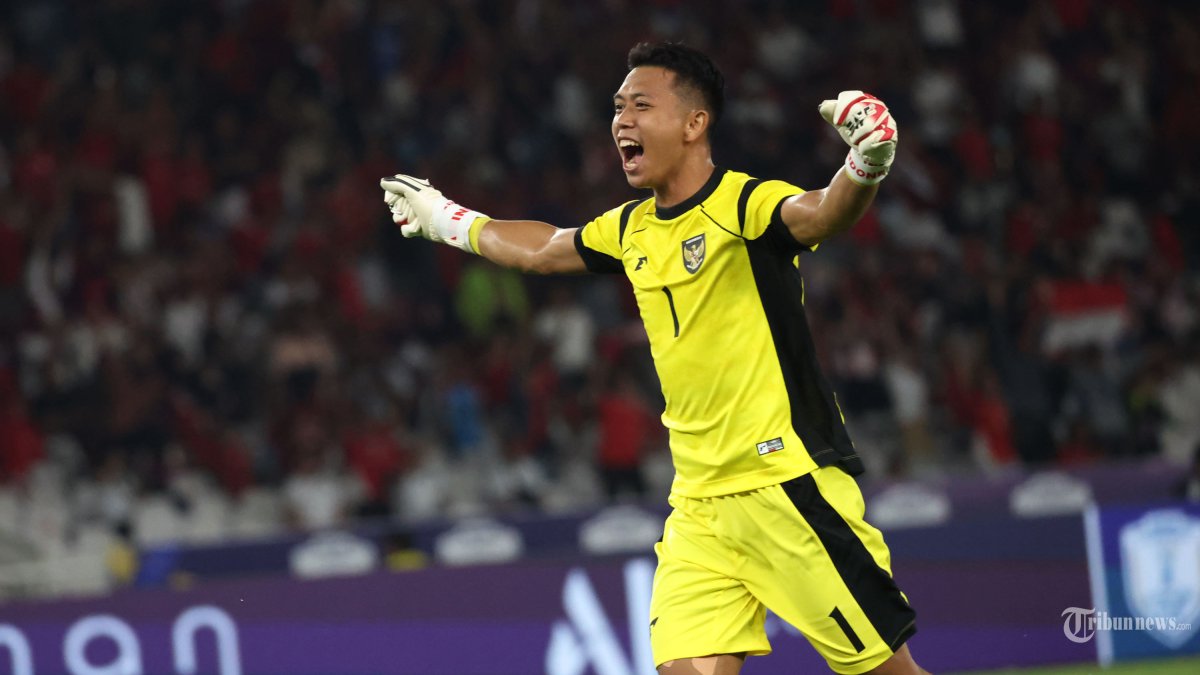 PIALA AFF U23 - Kiper Timnas U23 Indonesia, Muhammad Ardiansyah selebrasi usai gol bunuh diri pemain Filipina pada pertandingan penyisihan Grup A Piala AFF U-23 di Stadion Utama Gelora Bung Karno (SUGBK), Jakarta, Jumat (18/7/2025). Indonesia sementara unggul 1-0 di babak pertama. Foto diambil menggunakan kamera Canon EOS R1 dengan lensa RF 100-500mm. TRIBUNNEWS/HERUDIN