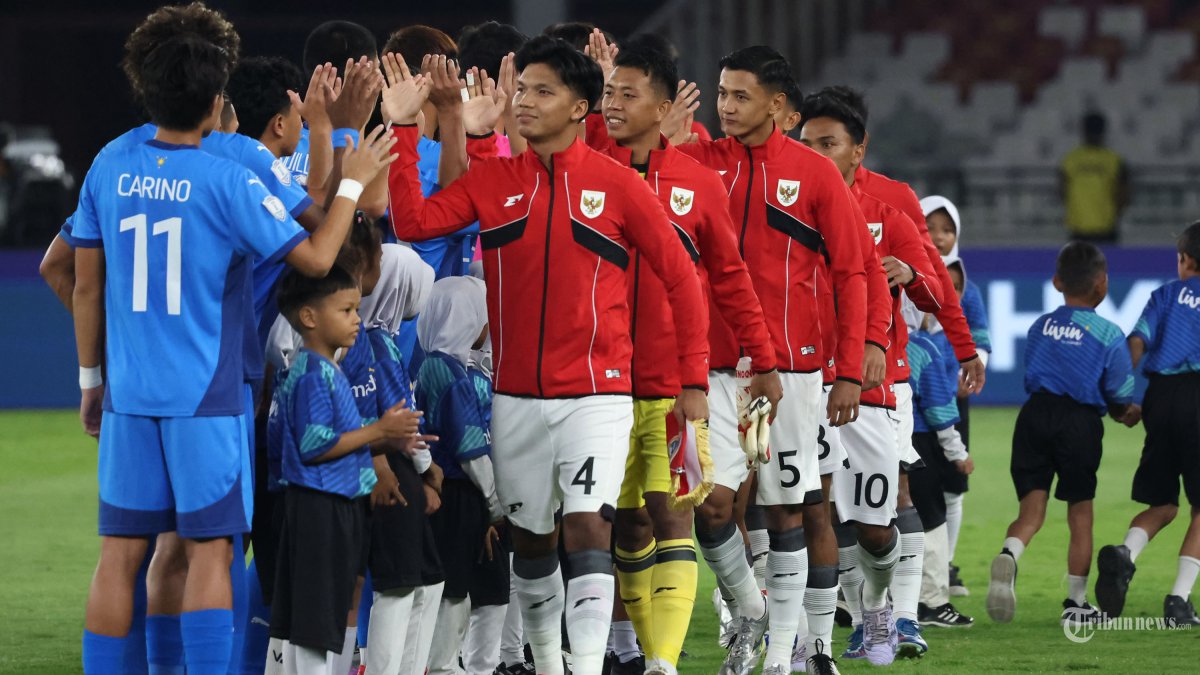 PIALA AFF U23 - Pemain Timnas U23 Indonesia sebelum melawan Filipina pada pertandingan penyisihan Grup A Piala AFF U-23 di Stadion Utama Gelora Bung Karno (SUGBK), Jakarta, Jumat (18/7/2025). Indonesia sementara unggul 1-0 di babak pertama. Foto diambil menggunakan kamera Canon EOS R1 dengan lensa RF 100-500mm. TRIBUNNEWS/HERUDIN