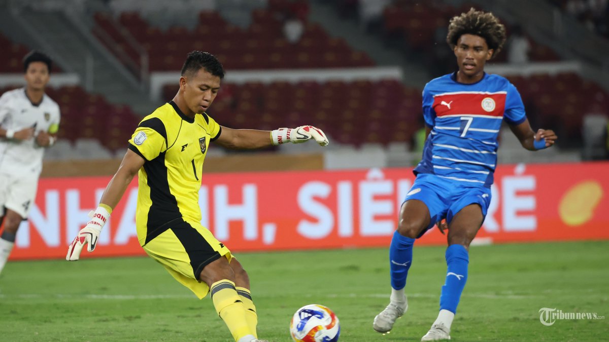PIALA AFF U23 - Kiper Timnas U23 Indonesia,  Muhammad Ardiansyah berusaha menghindari hadangan pesepak bola Filipina pada pertandingan penyisihan Grup A Piala AFF U-23 di Stadion Utama Gelora Bung Karno (SUGBK), Jakarta, Jumat (18/7/2025). Indonesia sementara unggul 1-0 di babak pertama. Foto diambil menggunakan kamera Canon EOS R1 dengan lensa RF 100-500mm. TRIBUNNEWS/HERUDIN
