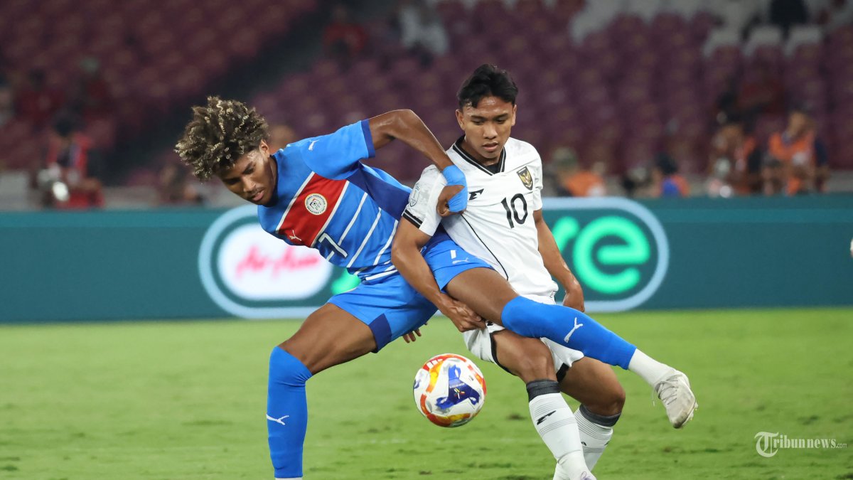 PIALA AFF U23 - Pesepak bola Timnas U23 Indonesia, Arkhan Fikri berebut bola dengan pesepak bola Filipina pada pertandingan penyisihan Grup A Piala AFF U-23 di Stadion Utama Gelora Bung Karno (SUGBK), Jakarta, Jumat (18/7/2025). Indonesia sementara unggul 1-0 di babak pertama. Foto diambil menggunakan kamera Canon EOS R1 dengan lensa RF 100-500mm. TRIBUNNEWS/HERUDIN