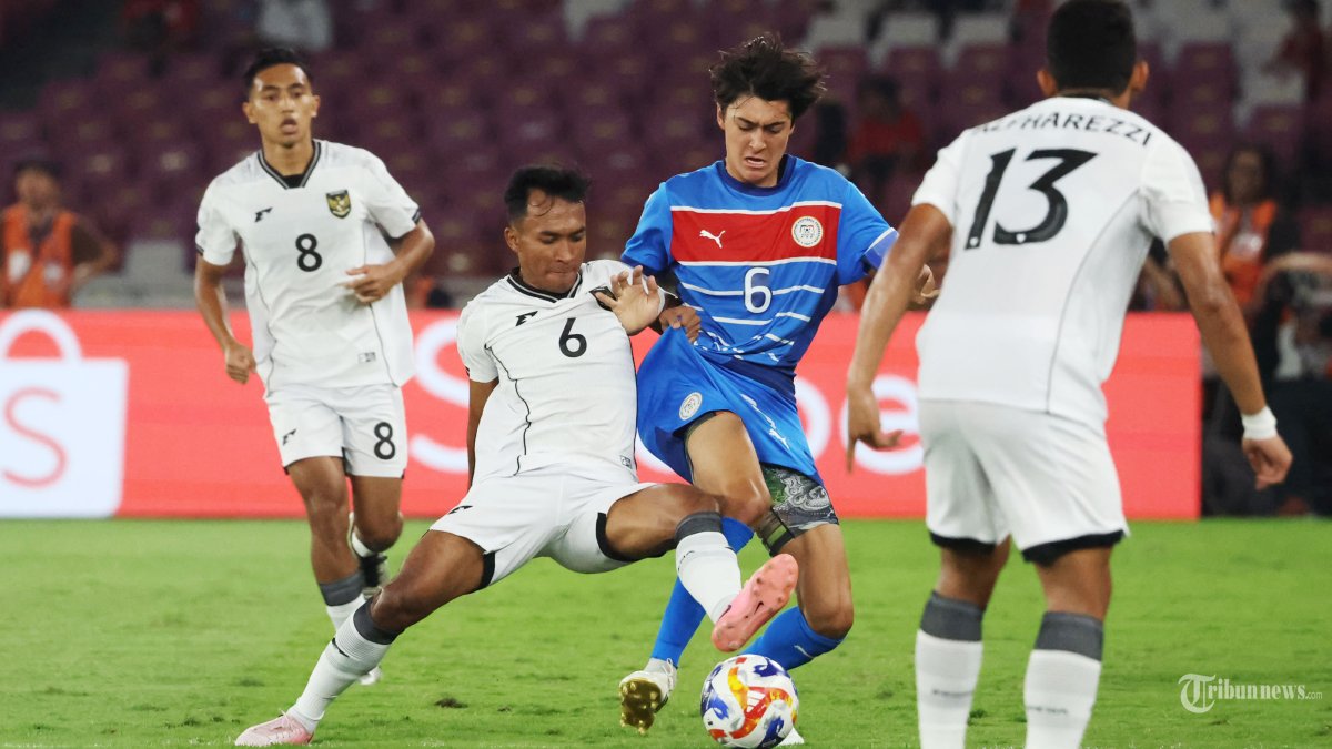 PIALA AFF U23 - Pesepak bola Timnas U23 Indonesia,  Robi Darwis berebut bola dengan pesepak bola Filipina pada pertandingan penyisihan Grup A Piala AFF U-23 di Stadion Utama Gelora Bung Karno (SUGBK), Jakarta, Jumat (18/7/2025). Indonesia sementara unggul 1-0 di babak pertama. Foto diambil menggunakan kamera Canon EOS R1 dengan lensa RF 100-500mm. TRIBUNNEWS/HERUDIN
