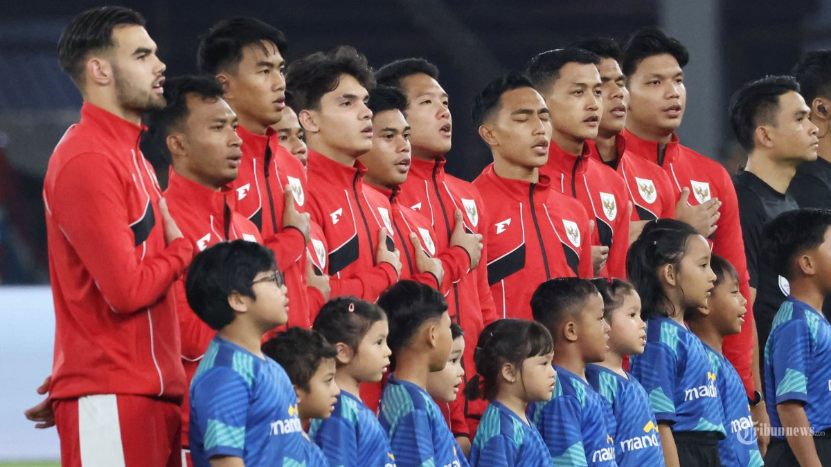 PIALA AFF U23 - Pesepak bola Timnas U-23 Indonesia sebelum melawan Timnas Malaysia pada pertandingan penyisihan Grup A Piala AFF U-23 di Stadion Utama Gelora Bung Karno (SUGBK), Jakarta, Selasa (15/7/2025). Foto diambil menggunakan kamera Canon EOS R1 dengan lensa RF 100-500mm. TRIBUNNEWS/HERUDIN

