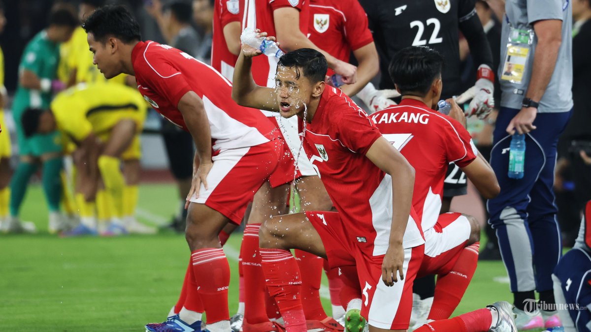 PIALA AFF U23 - Pesepak bola Timnas U-23 Indonesia Dony Tri Pamungkas membasahi mukanya sebelum melawan Timnas Malaysia pada pertandingan penyisihan Grup A Piala AFF U-23 di Stadion Utama Gelora Bung Karno (SUGBK), Jakarta, Selasa (15/7/2025). Sementara 0-0 pada babak pertama. Foto diambil menggunakan kamera Canon EOS R1 dengan lensa RF 100-500mm. TRIBUNNEWS/HERUDIN
