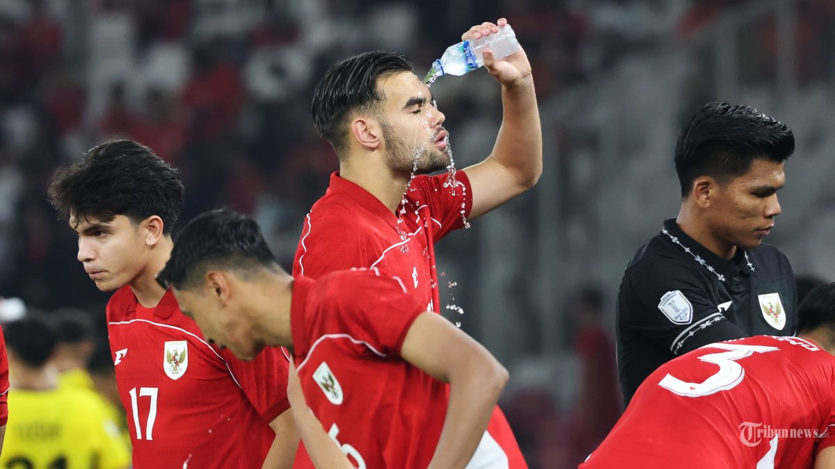 PIALA AFF U23 - Pesepak bola Timnas U-23 Indonesia Jens Raven membasahi wajahnya sebelum melawan Timnas Malaysia pada pertandingan penyisihan Grup A Piala AFF U-23 di Stadion Utama Gelora Bung Karno (SUGBK), Jakarta, Selasa (15/7/2025). Sementara 0-0 pada babak pertama. Foto diambil menggunakan kamera Canon EOS R1 dengan lensa RF 100-500mm. TRIBUNNEWS/HERUDIN
