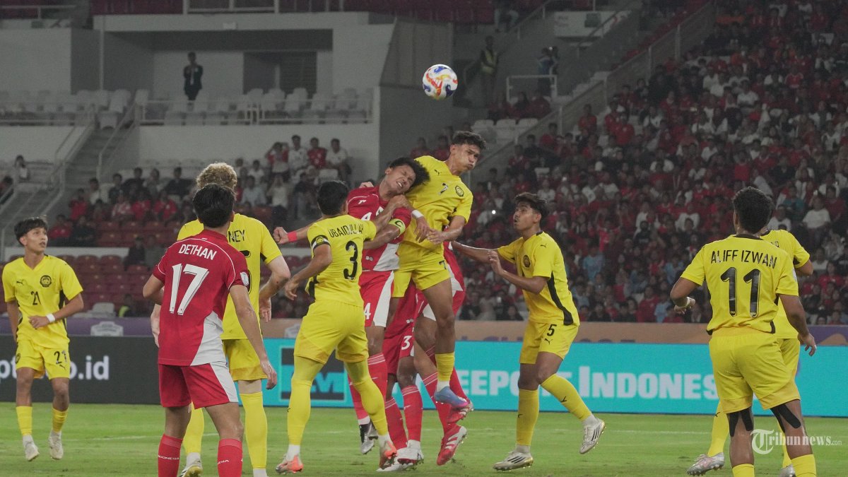 PIALA AFF U23 – Pesepak bola Timnas U-23 Indonesia berebut bola dengan pesepak bola Malaysia pada laga babak penyisihan Grup A Piala AFF U-23 di Stadion Utama Gelora Bung Karno (SUGBK), Senayan, Jakarta Pusat, Senin (21/7/2025). Hasil sementara pada babak pertama Timnas U-23 Indonesia melawan Malaysia dengan skor 0-0.  Tribunnews/Jeprima